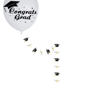 Detail van Congrats Grad ballon met afstudeerhoed en diploma hangers voor examenfeestje