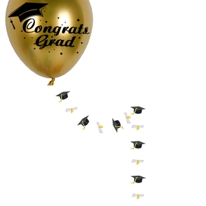 Gouden afstudeerballon met decoraties van afstudeerhoedjes en rollen voor feest