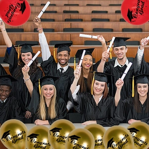 Rode en gouden Congrats Grad ballonnen voor decoratie van het afstudeerfeest