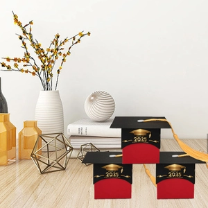 Geschenkboxen in Doktorhut-Form in Rot und Schwarz mit Class of 2025 Goldprägung