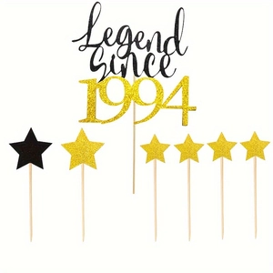Détail de décoration de gâteau Legend Since 1994 avec des étoiles noires et dorées
