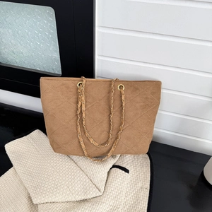 Sac fourre-tout élégant en daim matelassé marron avec bandoulière chaîne dorée