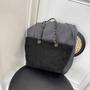 Grand sac cabas noir en daim matelassé avec d'élégantes bandoulières en chaîne dorée