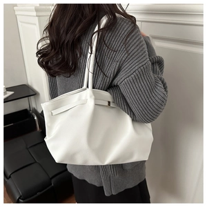Sac fourre-tout blanc plissé moderne avec grande capacité et texture en cuir