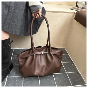 Détail du sac cabas plissé marron avec texture grainée lychee et boucle en métal