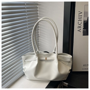 Détail du grand sac cabas crème texturé avec fines lanières et boucle dorée mate
