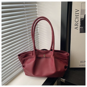Détail du sac cabas bordeaux en cuir grainé avec d'élégantes textures et longues anses