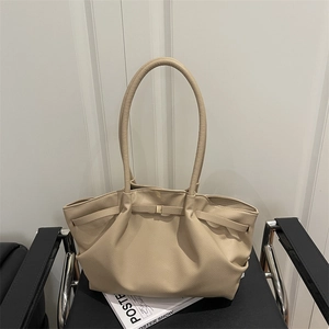 Sac fourre-tout plissé beige en cuir grainé avec boucle en métal doré élégant