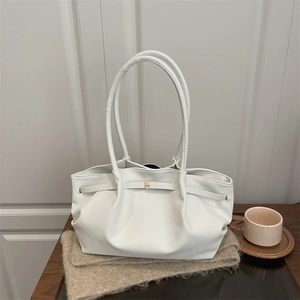 Sac fourre-tout blanc plissé en cuir grainé avec d'élégantes boucles dorées