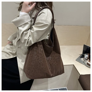 Détail du grand sac cabas marron à motif léopard en daim souple pour usage décontracté