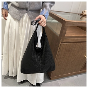 Gros plan du sac hobo à imprimé léopard noir en nylon léger pour un style décontracté