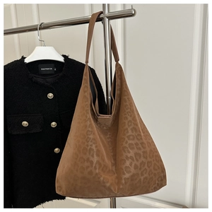 Détail du sac fourre-tout tendance à motif léopard avec finition satinée brillante