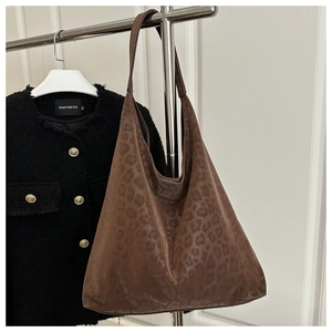 Détail du sac hobo marron à imprimé léopard en texture mate douce pour femme