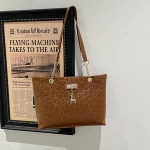 Retro leopard print tote bag with metal deer charm and chain strap for winter fashion