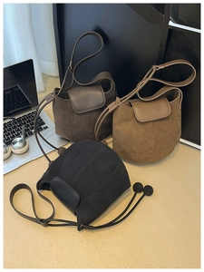 Gros plan de sacs seaux en daim mat de couleurs café, marron clair et noir
