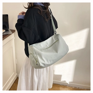 Détail du sac de voyage imperméable vert menthe montrant la poche latérale et le nylon