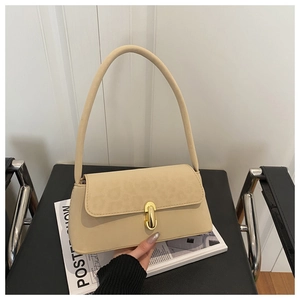 Détail d'un sac beige avec rabat imprimé léopard et boucle métallique ovale dorée