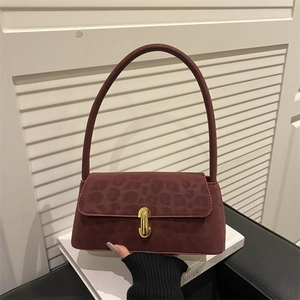 Sac à bandoulière bordeaux chic avec rabat léopard et boucle dorée ronde élégante