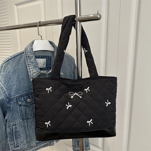Gewatteerde Stoffen Tote Bag Voor Dames PU Leer Bodem Strik Borduurwerk Grote Capaciteit Schoudertas Zoete Mode Handtas