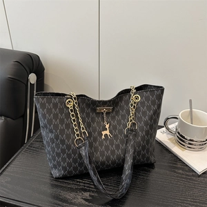 Grand sac cabas noir avec monogramme M, chaîne dorée et pendentif cerf élégant
