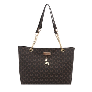 Sac cabas marron à monogramme avec chaîne dorée et breloque cerf sur fond blanc