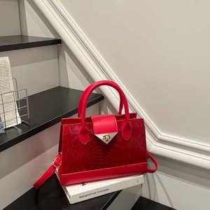 Borsa rossa effetto coccodrillo con chiusura a V dorata e tracolla sottile