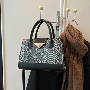 Borsa a tracolla a trapezio con trama a pitone grigio e chiusura in metallo