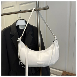 Détails du sac demi-lune en cuir blanc avec pompons latéraux élégants et plaque métallique