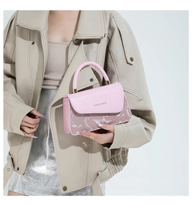 Detalle de bolso cuadrado de cuero PU rosa con panel floral y asa de moda