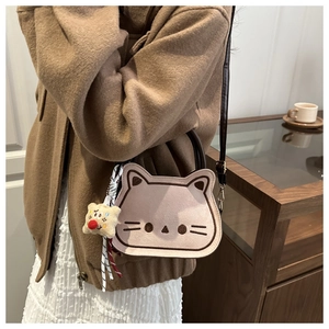 Detail van de schattige kattenvormige tas met zachte matte textuur en borduursel