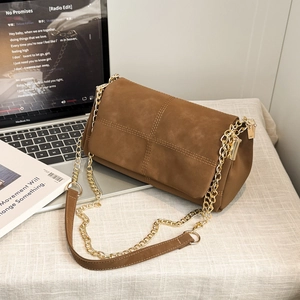 Bruine gewatteerde matleren crossbodytas met gouden ketting en vintage uitstraling