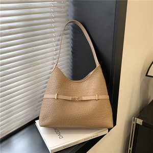 Minimalistische abrikooskleurige tote bag met krokodillenpatroon en gouden gesp