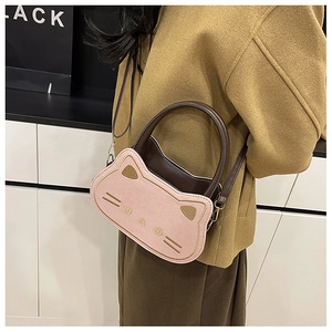 Rosafarbene Handtasche in Katzenform mit goldenen Beschlägen und verstellbarem Schultergurt