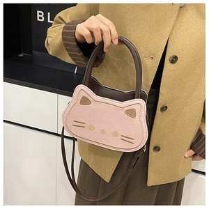 Detail der rosa Katzen-Handtasche mit Stickerei, zeigt Griff und Riemen-Texturen