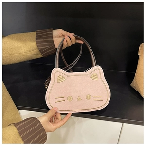 Detailaufnahme der süßen Katzenstickerei und der Nähte an der hellrosa Handtasche