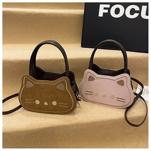 Detail von katzenförmigen Handtaschen aus braunem und rosa Wildleder mit Katzenstickerei
