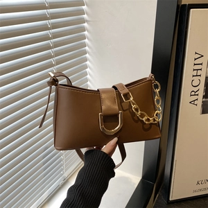 Sac baguette en cuir marron avec boucle en D dorée et bandoulière en chaîne chic