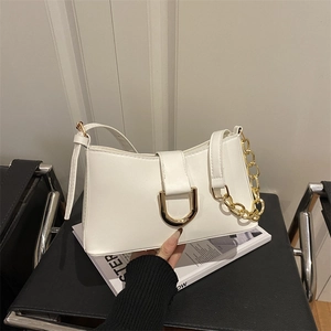 Sac à épaule chic en cuir blanc avec boucle en U dorée et bandoulière en métal