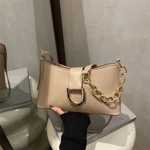 Sac à bandoulière abricot chic avec boucle dorée et chaîne décorative tendance
