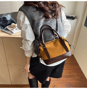 Vue détaillée d'un sac bandoulière vintage en toile jaune et cuir avec une tenue décontractée
