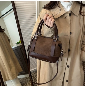 Nahaufnahme der braunen Wildleder-Leder-Kontrastnähte dieser Vintage Boston Bag