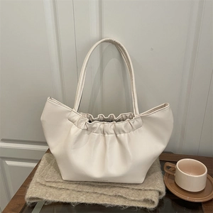 Elegante gebroken witte geplooide leren draagtas met lange schouderbanden dames
