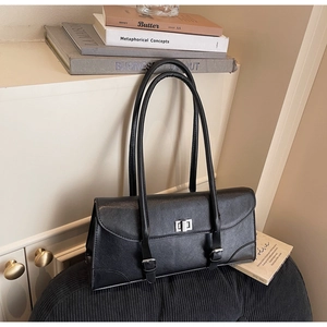 Détail d'un sac sous les bras rectangulaire noir avec boucles argentées et simili cuir
