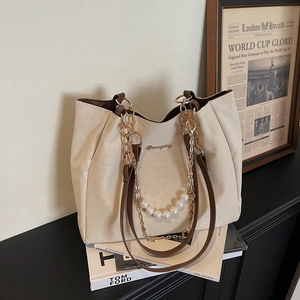 Sac cabas bicolore beige et marron chic avec chaîne de perles et détails dorés