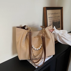 Sac fourre-tout bicolore beige et marron avec chaîne en perles et détails dorés
