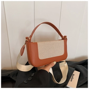 Dettaglio della pelle marrone e del tessuto a griglia beige sulla borsa retrò
