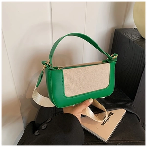 Dettaglio borsa sottobraccio in pelle verde e tela crema con doppia tracolla dorata