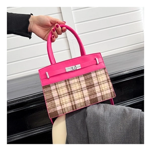 Dettaglio borsa in pelle rosa con motivo a quadri e chiusura a girello argentata