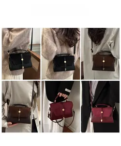 Collage de mannequins portant des sacs bandoulière rétro en daim noir, marron et rouge