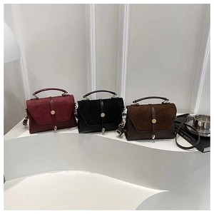 Vue détaillée des sacs bandoulière en daim mélangé en bordeaux, noir et marron foncé